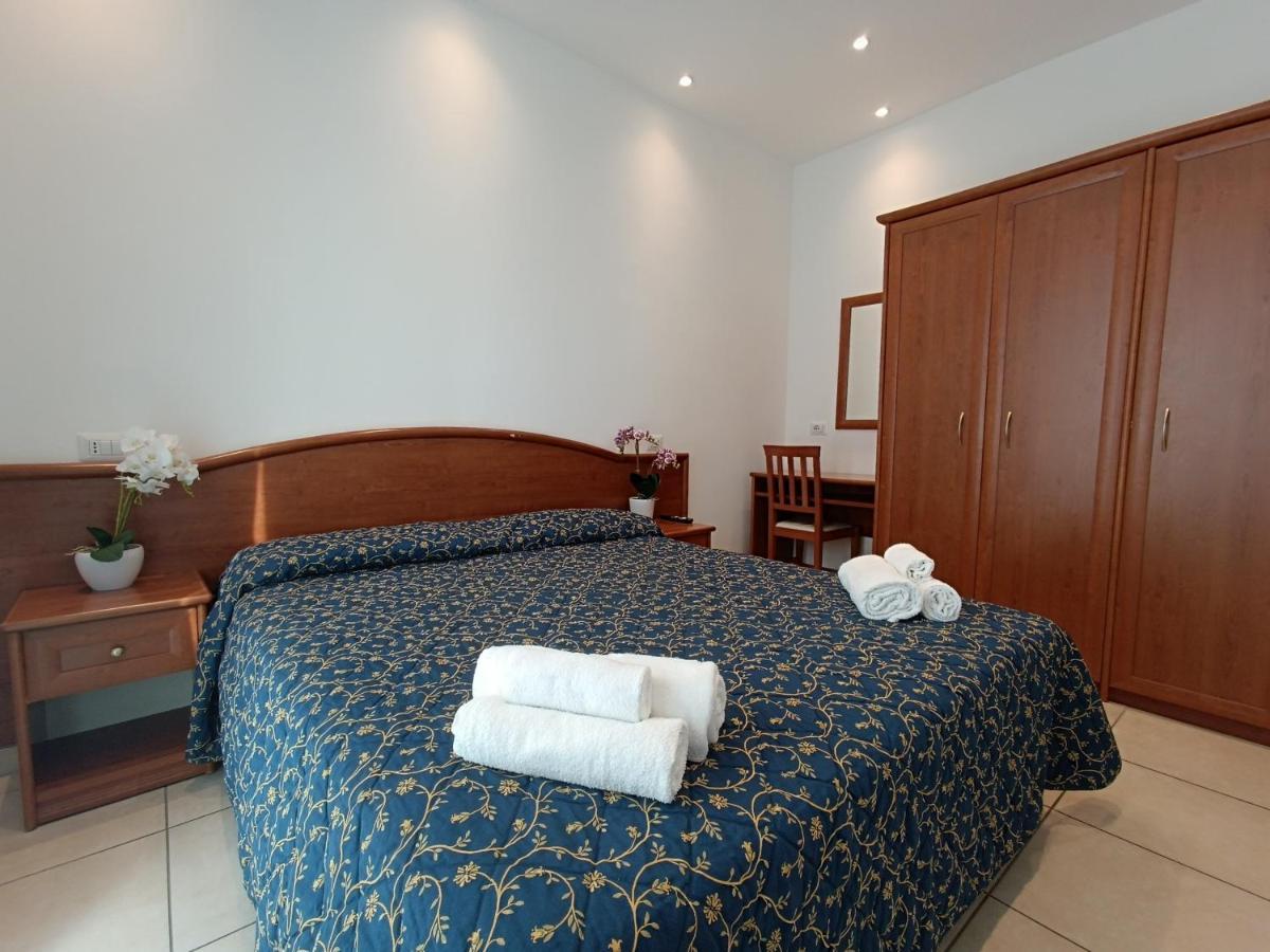 Hotel Queen Mary Cattolica Kültér fotó